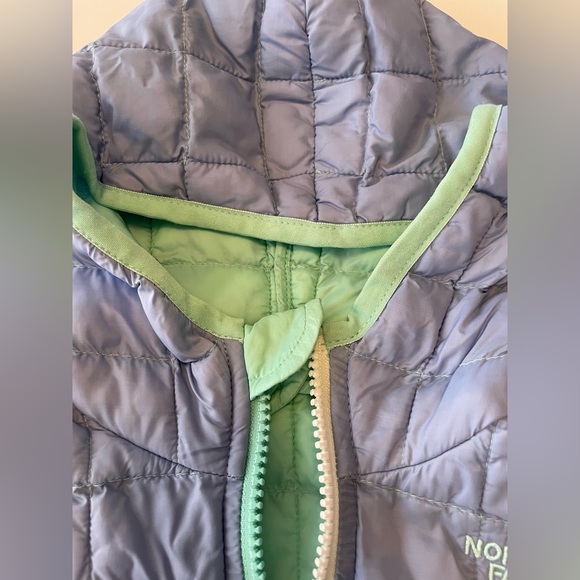 The North Face Reversible Thermoball Hooded Jacket, periwinkle and mint, 2T - Picture 8 of 10